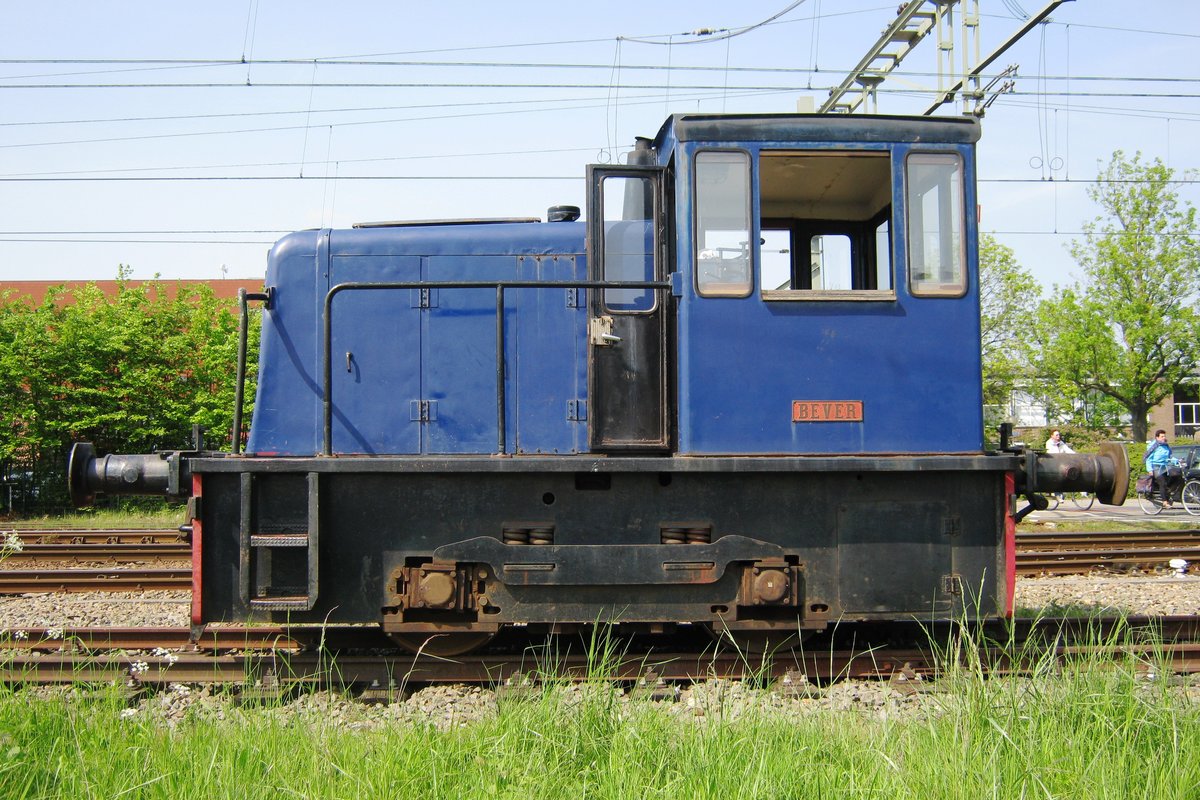 Shunter BEVER stands aside at Goes with the SGB on 10 May 2012.