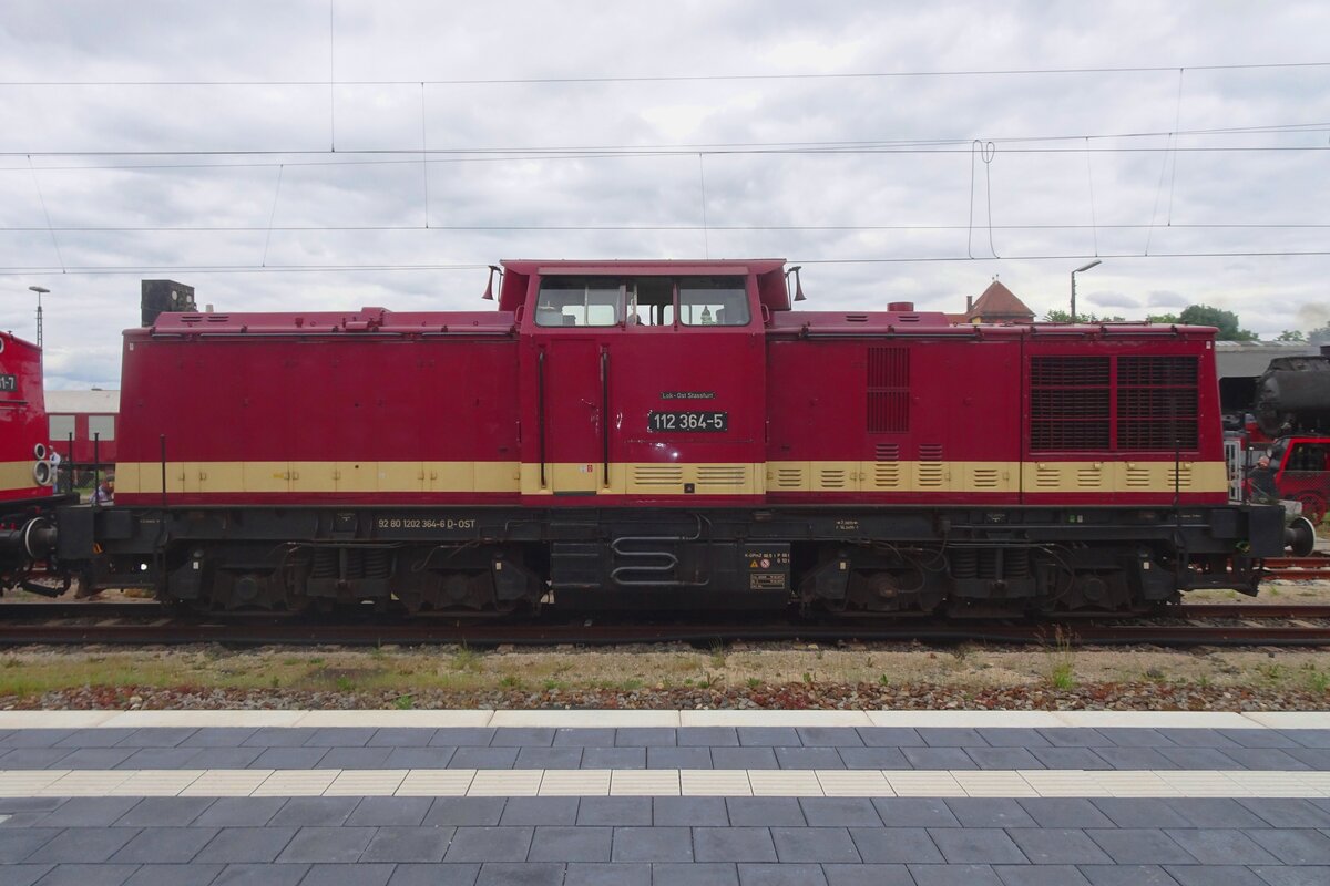 Side view on 112 364, part of one of five extras entering Nördlingen on 26 May 2022.