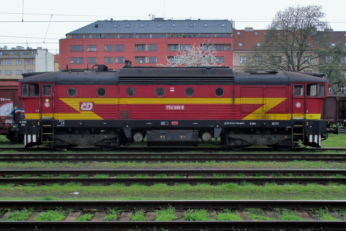 Side view on 754 049 at Praha-Vrsovice on 4 April 2017.