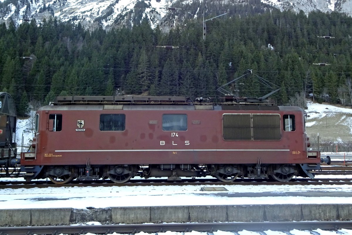 Side view on BLS 174 at Kandersteg on 2 January 2020. Once the mainstay of the BLS locomotive traction, these engines are now in the very twilight of their carreer, so anyone wishing to take a picture of these locos is advised to take out the cameras now.