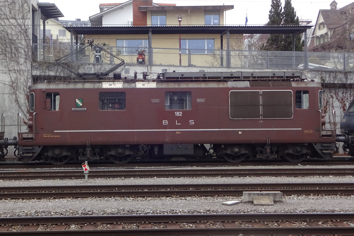 Side view on BLS 182 at Spiez on 2 January 2020.