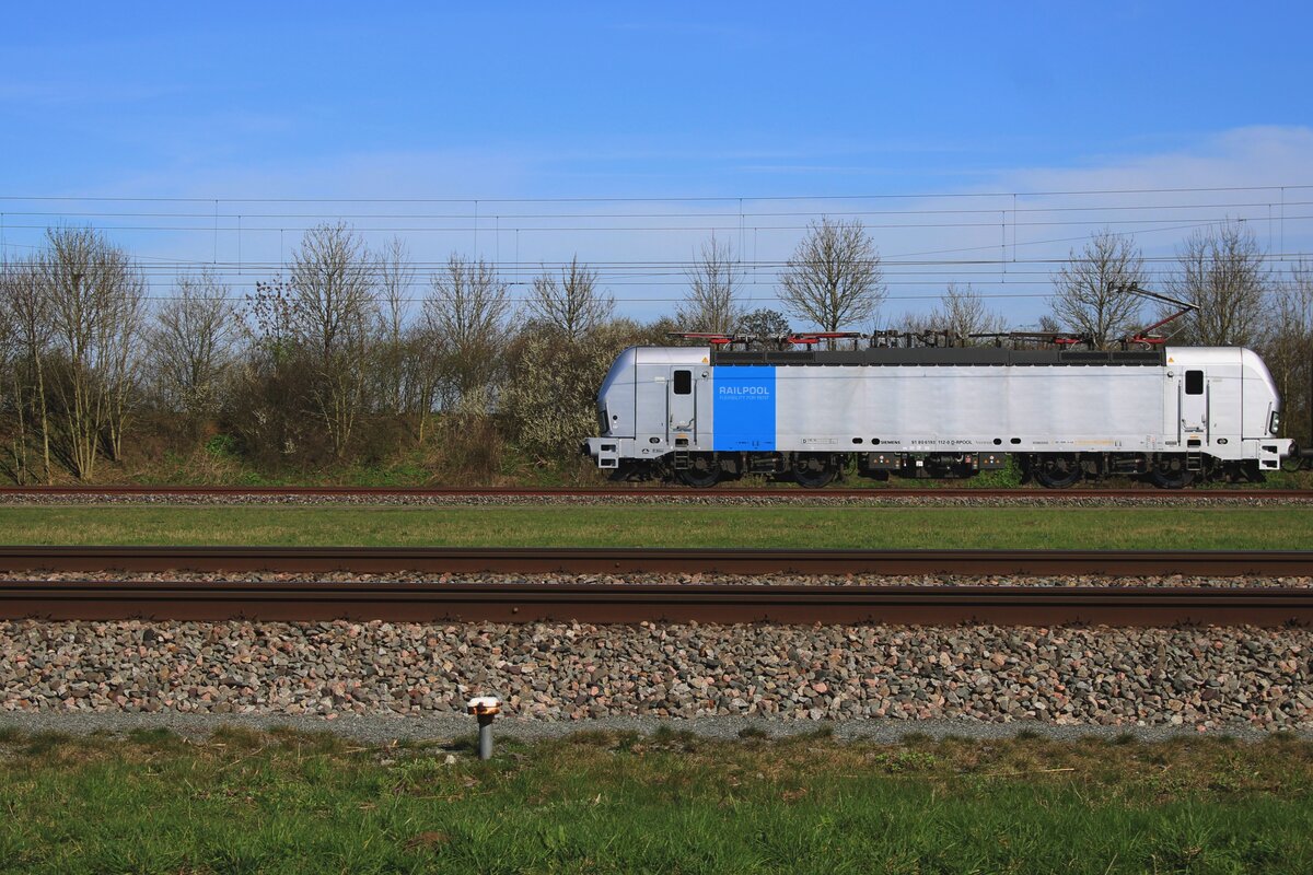 Side view on TX Logistics' newby 193 112 at Valburg CUP on 14 March 2024.