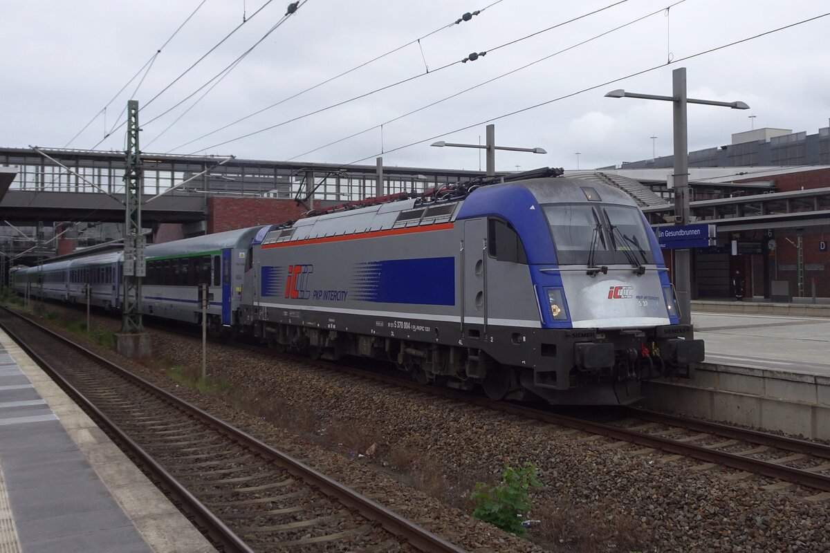 Since Berlin -again/still- a massive building pit for the last, say, 30 years, many a long distance train does not call at Berlin Hbf, but gets diverted to Berlin Gesundbrunnen. On 24 May 2023 PKPIC 370 004 finds herself with an EC to warsaw back at Berlin-Gesundbrunnen. 