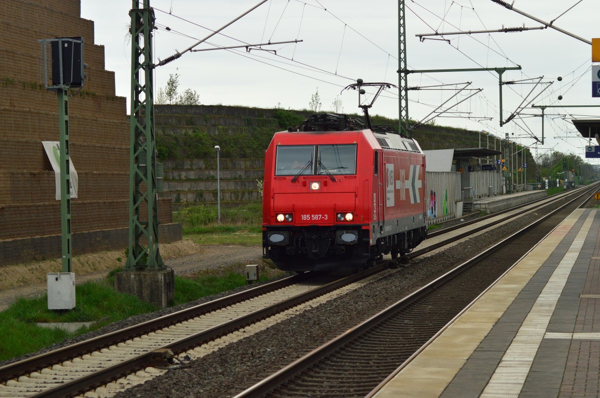 Single riding electricle locomotive of the new conectet private railroadcompanies HGK and NE into the RHC Rhine Cargo Company.......it's the class 185 587-3 haulin to Cologne. Sunday 6th of april 2014