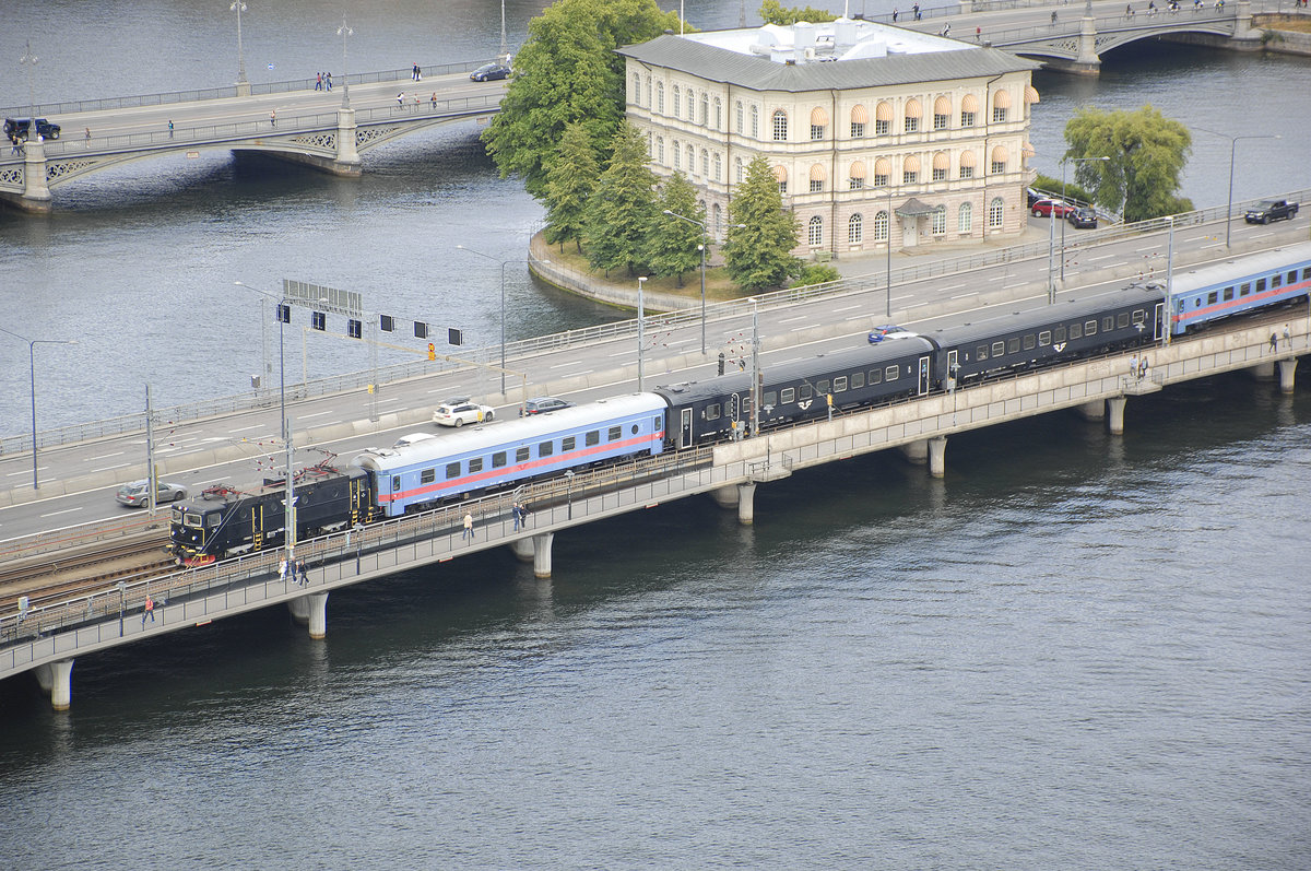 SJ Rc1 at Centralbron (The Central Bridge) in Stockholm. The Photo was taken from the Rådhustornet (Central Hall Tower). Date: 26. July 2017.
