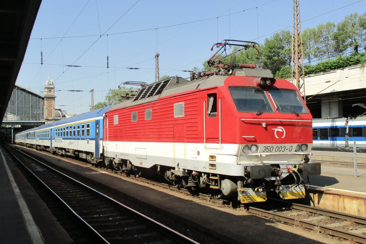 Slovak Gorilla 350 003 stands at Budapest-Nyugati with a Metropolitan on 11 September 2018.