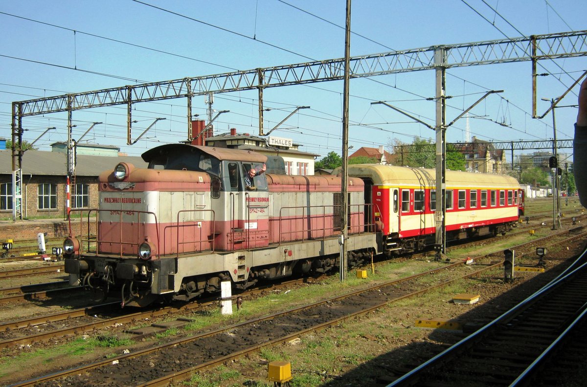 SM42-464 shunts at Poznan Glowny on 30 April 2011.