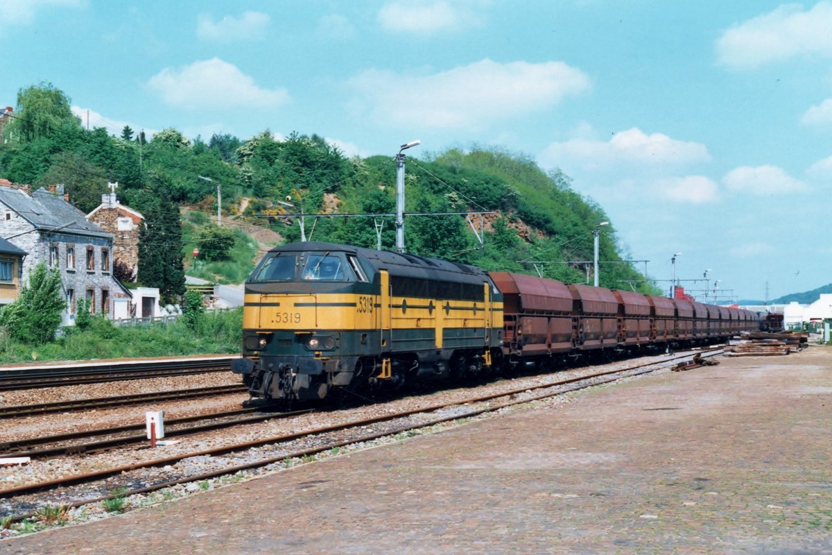 SNCB 5319 hauls an ore train through Andenne on 28 July 1997.