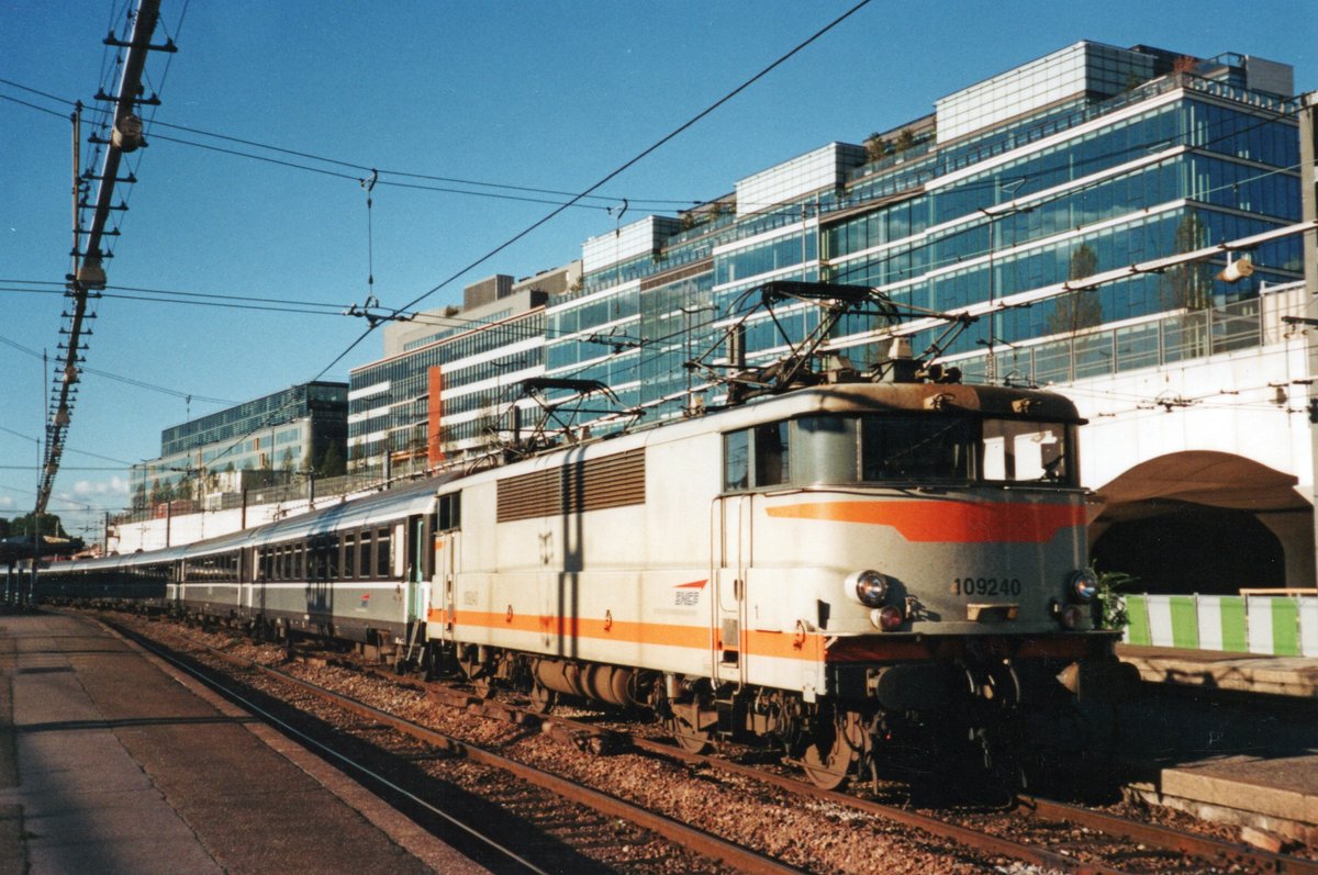 SNCF 9240 stands on 20 May 2003 in Paris-Austerlitz with a CoRail to Tours.