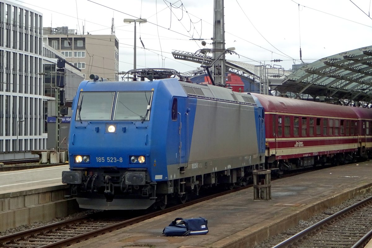 Sonderzug to Cochem stands at Köln Hbf on 20 February 2020 with 185 523 at the reins.