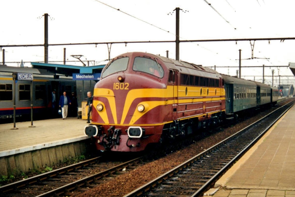 Special train with ex-CFL 1602 at the reins calls in Mechelen on 25 August 1994. This enige was supposed to be NMBS/SNCB 202.020 when ordered by the Belgian railways in 1954, but was transferred to the Luxembourgian railways CFL as a part of a batch of the Belgian order. After retirement, Belgian railway preservation society PFT=TSP bought the engine and restored her back to 202.020 -a number, she actualle never carried, but would have done so but for the CFL order.
