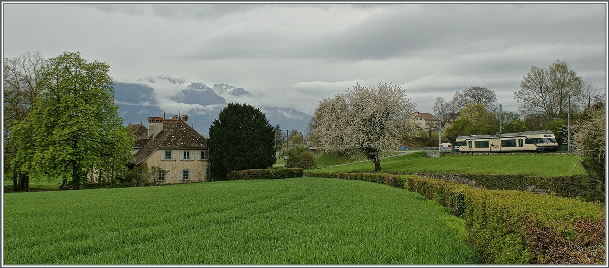 Spring by Chateau de Hauteville with a CEV MVR GTW Be 2/6 by the Station.
12.04.2012