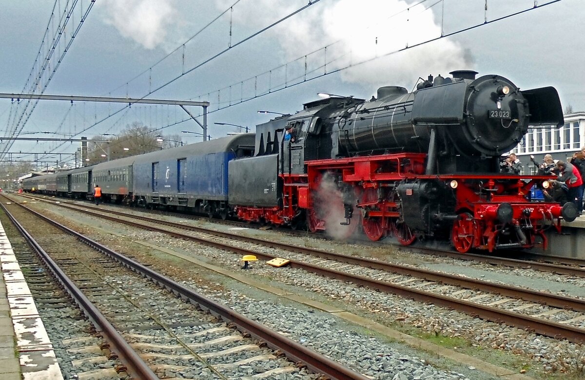 SSN 23 023 has arrived at Venlo with an X-Mas special train on 21 December 2019 and she will be swappend for a German electric locomotive for the leap to Cologne.