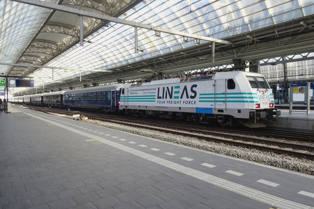 Star train of the day: Lineas 186 258 -thanking all the medical care personnel who saw very heavy duty service during the COVID-19 crisis with this livery- stands before the VSOE at Amsterdam Centraal on 14 April 2022.