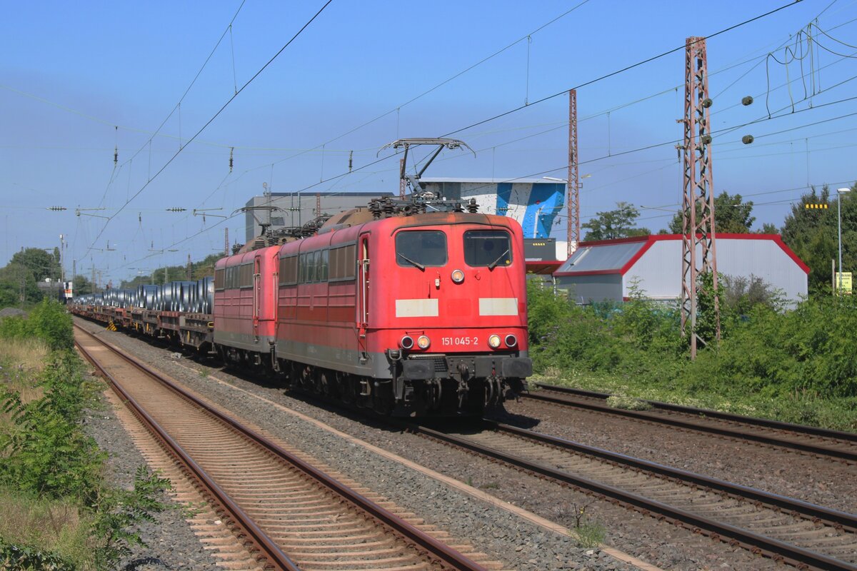 Steel train with 151 045 at the helms passes through Hilden on 10 August 2023. Due to construction works on the main passenger line between Düsseldorf and Cologne, many ICEs were diverted via Hilden, that normally sees S-Bahn traffic and freights, but almost no long distance trains.