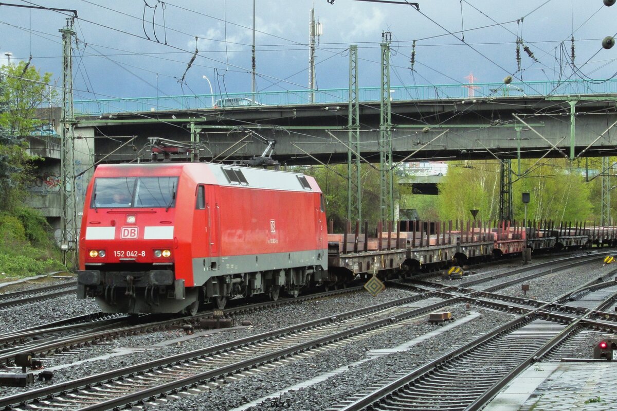 Steel train with 152 042 at the reins passes through Hamburg-Harburg on a rainy 27 April 2016.