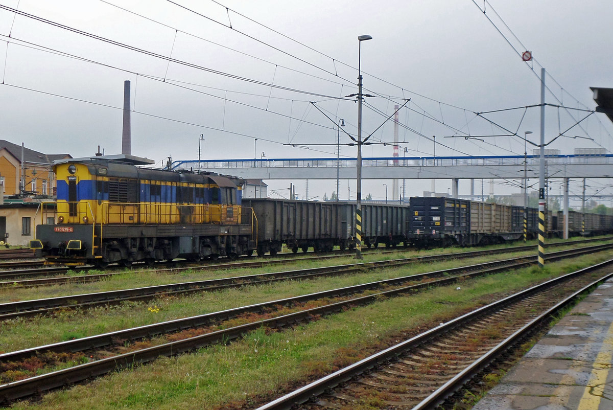 Stil in OKD Doprava colours, AWT 770 525 shunts at Ostrava hl.n. on 4 June 2016.