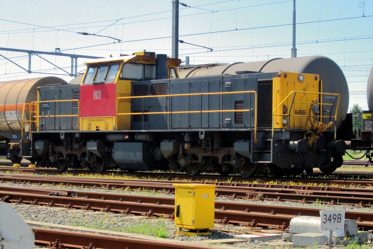 Still in NS-colours, 6455 stands at Lage Zwaluwe on 20 July 2016.