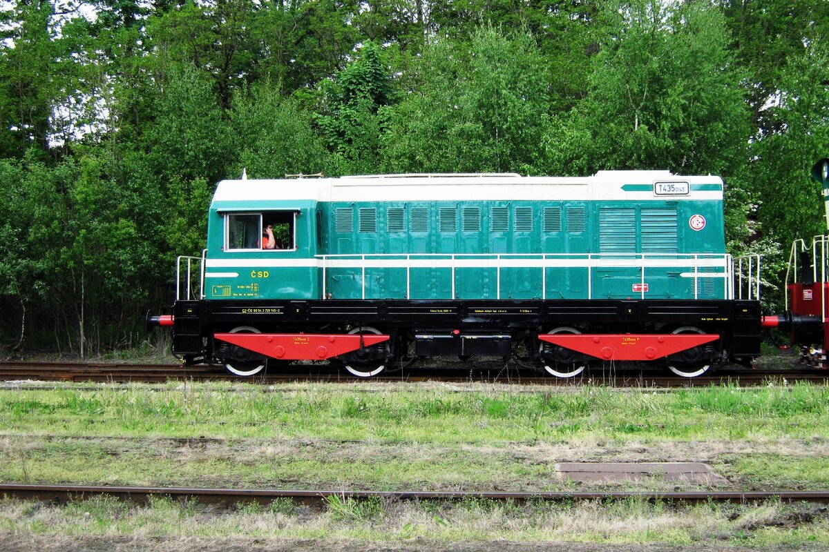 T435 0145 stands in Luzna u Rakovnika on 13 May 2012. Shunters of this type were used by not only the CSD and Czecho-Slovak industrial operators, but also were exported to the GDR, the USSR, Albania and Iraq. A reinforced version, T458, also was used within the CSD exported to the USSR, GDR, Poland, Albania, Iraq and India, plus Cuba (that bought 20 second hanfd CSD locos). 