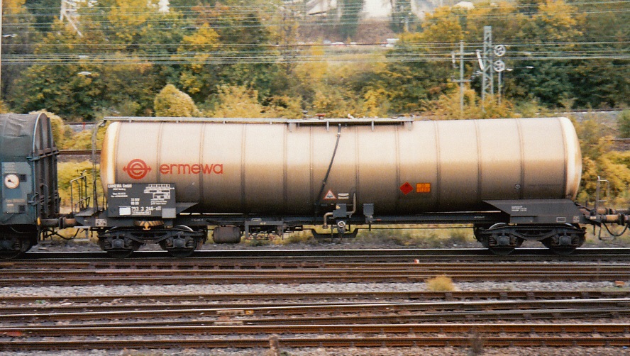 Tank wagon DB ermewa in Wiesbaden (D), October 2003 - Nr 793 3 246, Haz. Mat. 30/1120 [wagon citerne, carro cisterna]