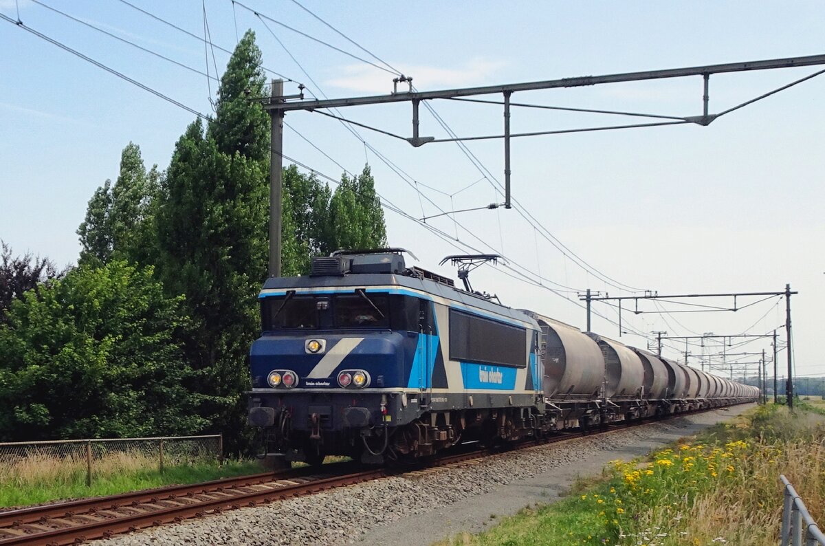 TCS 101002 hauling the dolime train is about to cross the Edith-bridge at Niftrik on 20 July 2022.