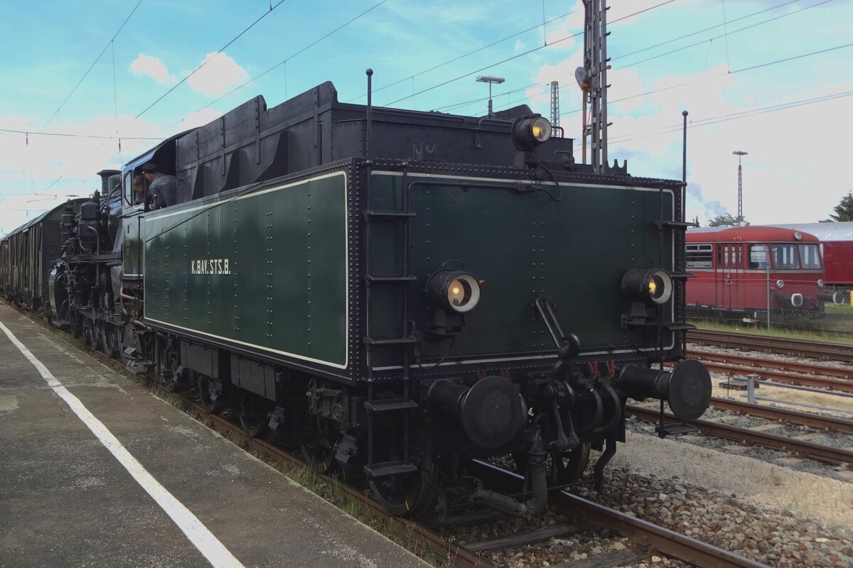 Tender shot on 3673 at her home base Nördlingen on 2 Juner 2019 with one of many extra trains. 