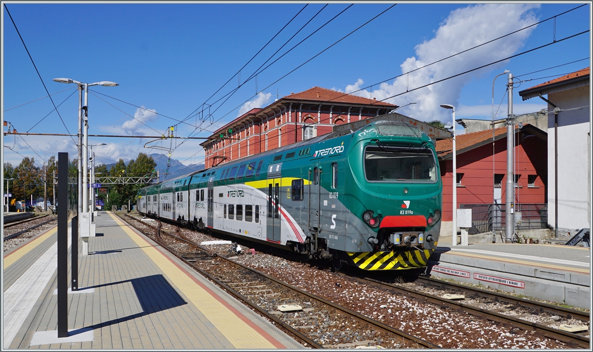 Terminus Station Laveno Mombello Lago: The Trenord ALe 711 068 (94 83 4 711 068-6 I-TN) comming from Milano Cadorna is arriving at the Laveno Mombello Lago Station. 27.09.2022