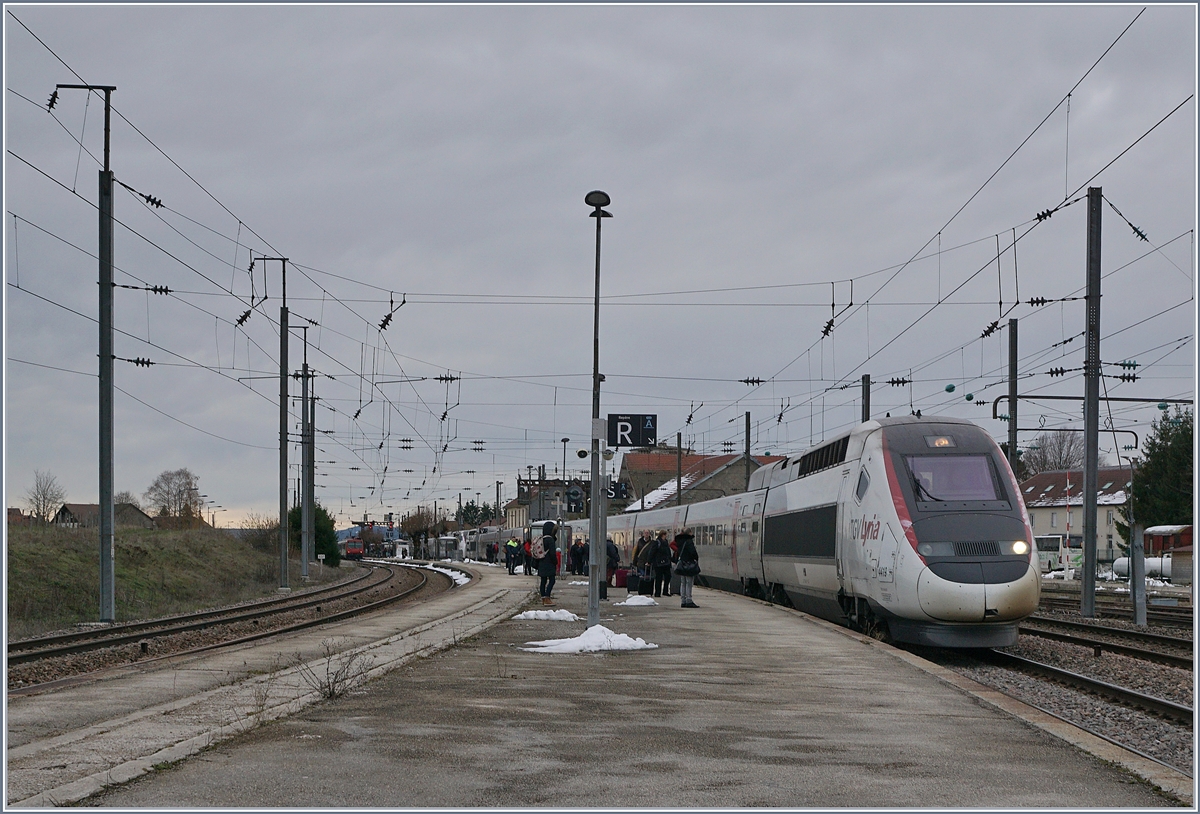 TGV Lyria from Lausanne to Paris is arriving at Frasne.

23. Nov. 2019 