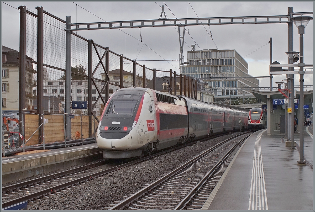 TGV Lyria (rame 4716) in Renens VD on the way to Paris Gare de Lyon. 

14.12.2023