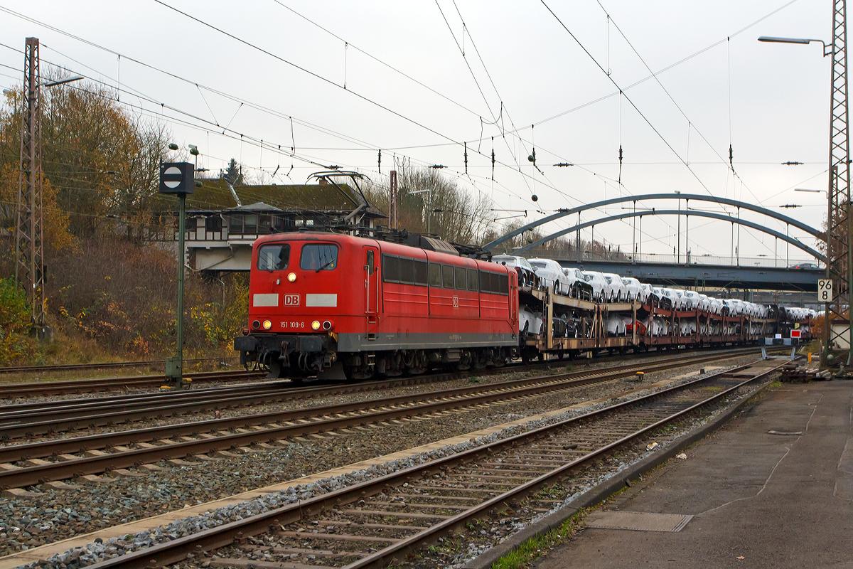 
The 151 109-6 (91 80 6151 109-6 D-DB) of the DB Schenker Rail Deutschland AG with a car transport train, driving on 22.11.2014 by Kreuztal  direction Hagen.