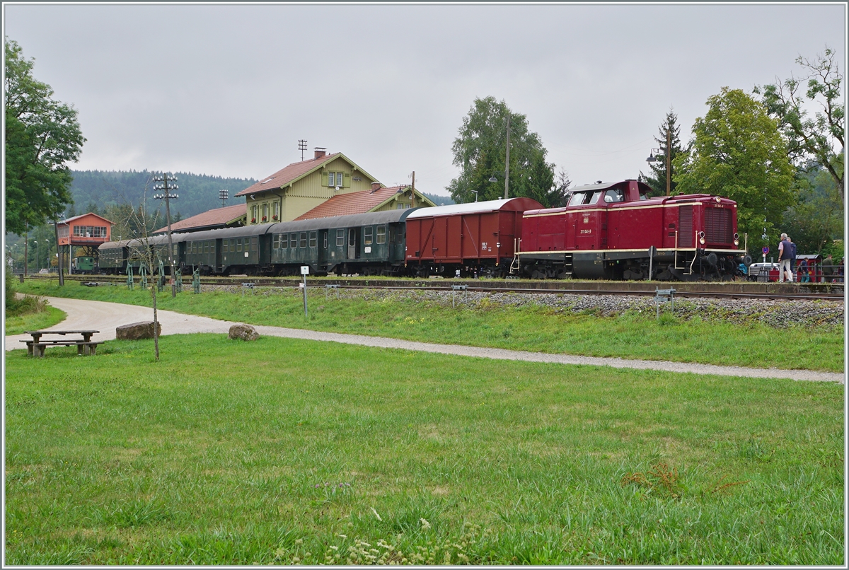 The 211 041-9 (92 80 1211 041-9 D-NeSA) with his morning train to Weizen in the Zollhaus Blumberg Station.

27.08.2022