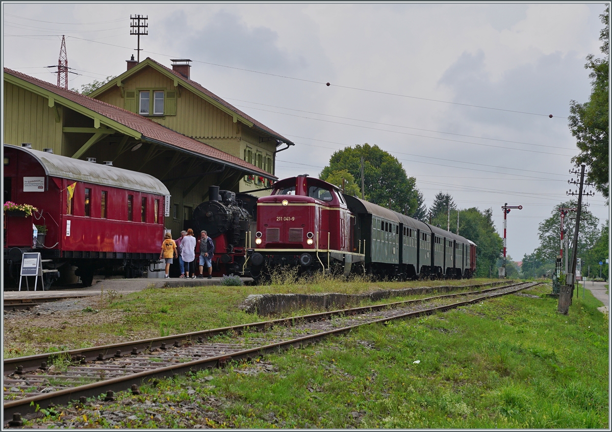 The 211 041-9 (92 80 1211 041-9 D-NeSA) with his morning train from Weizen is arriving in the Zollhaus Blumberg Station.

27.08.2022