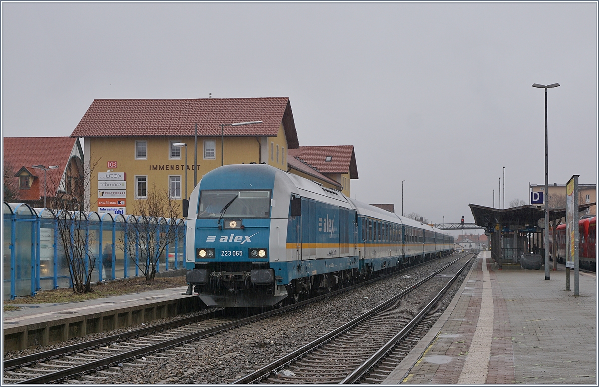The 223 065 with a Alex from München to Lindau by his stop in Immenstadt.

15.03.2019