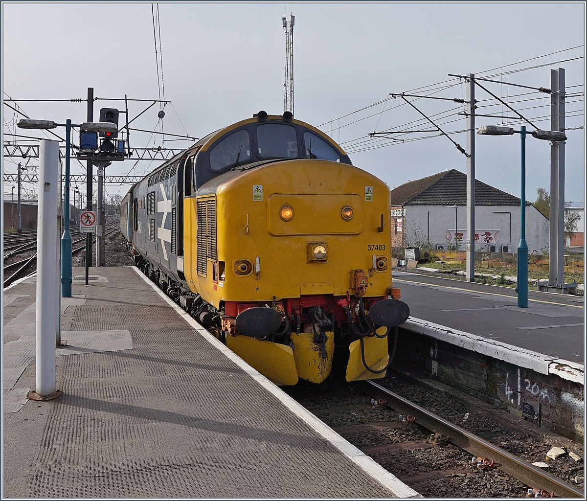 The 37 403 arrives at Carlisle station. The Class 37 is a diesel-electric passenger and freight locomotive that was delivered between 1960 and 1965 by English Electric and Robert Stephenson and Hawthorns. 309 units were built and the locomotive was initially put into operation as the EE3. Shortly before the turn of the millennium, the Class 37 was increasingly dispensed with.

April 25, 2018