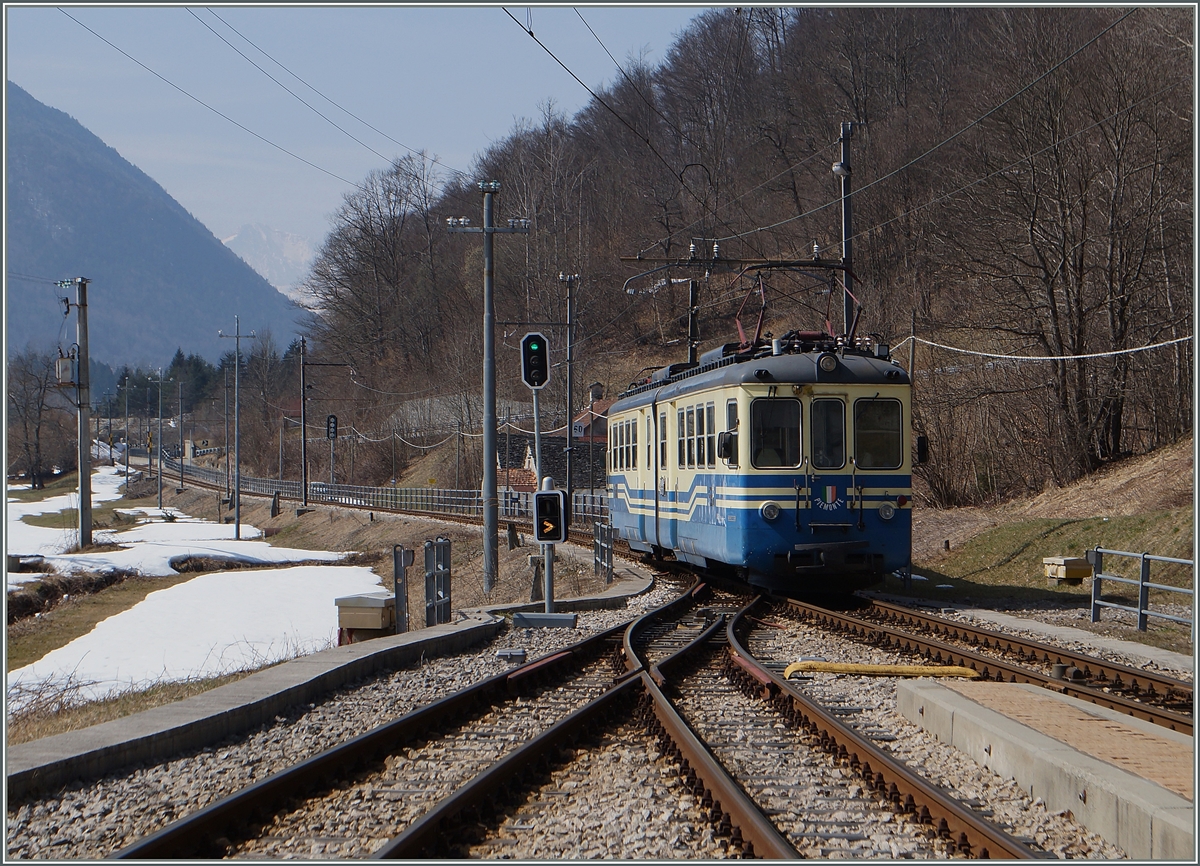 The ABe 6/6  Piemonte  is leaving Re. 
19.03.2015