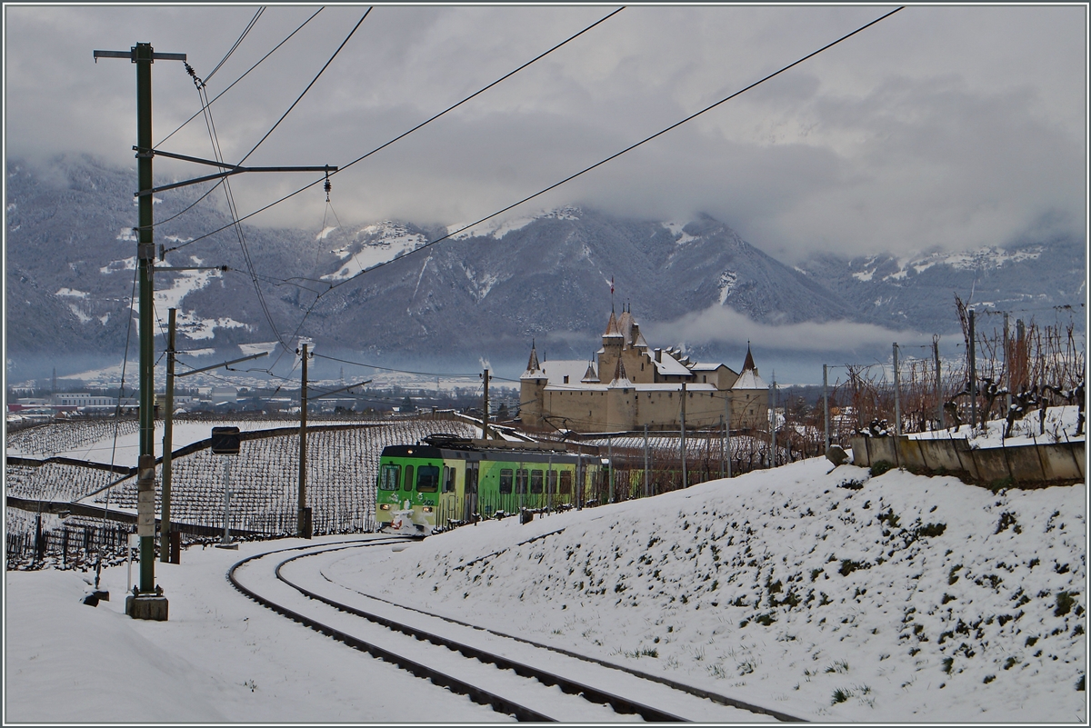 The ASD BDe 4/4 402 wiht his Bt on the way to Les Diablerets by the Castle of Aigle.

02.02.2015