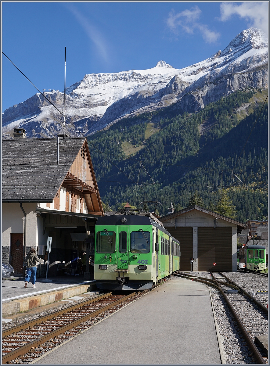 The ASD BDe 4/4 402 with his Bt in Les Diablerets.

03.10.2019