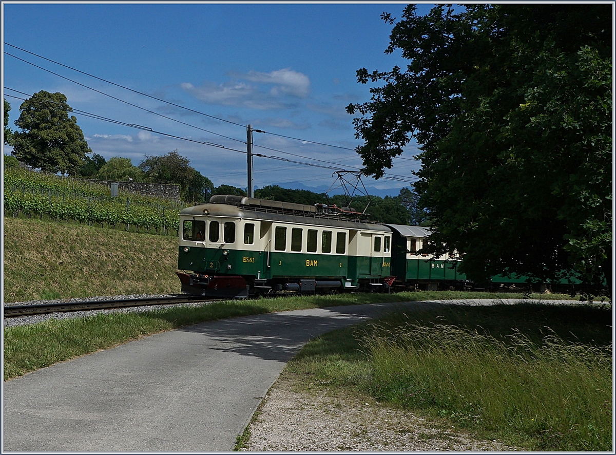 The BAM BCFe 4/4 N° 2 with a historic train Serice by Vufflens le Chateau.
07.06.2017