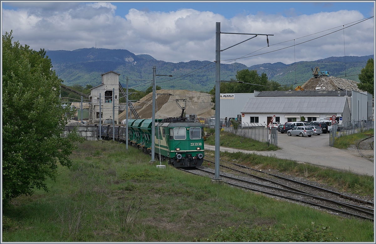 The BAM Re 4/4 II (UIC 91 85 4420 506-8 CH-MBC) wiht a Cargo train in Gland.
09.05.2017