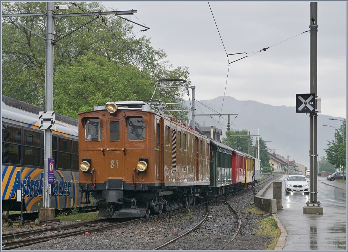 The Blonay-Chamby BB Ge 4/4 81 with the Riviera Belle Epoque Service from Chaulin to Vevey in Blonay.

09.06.2019