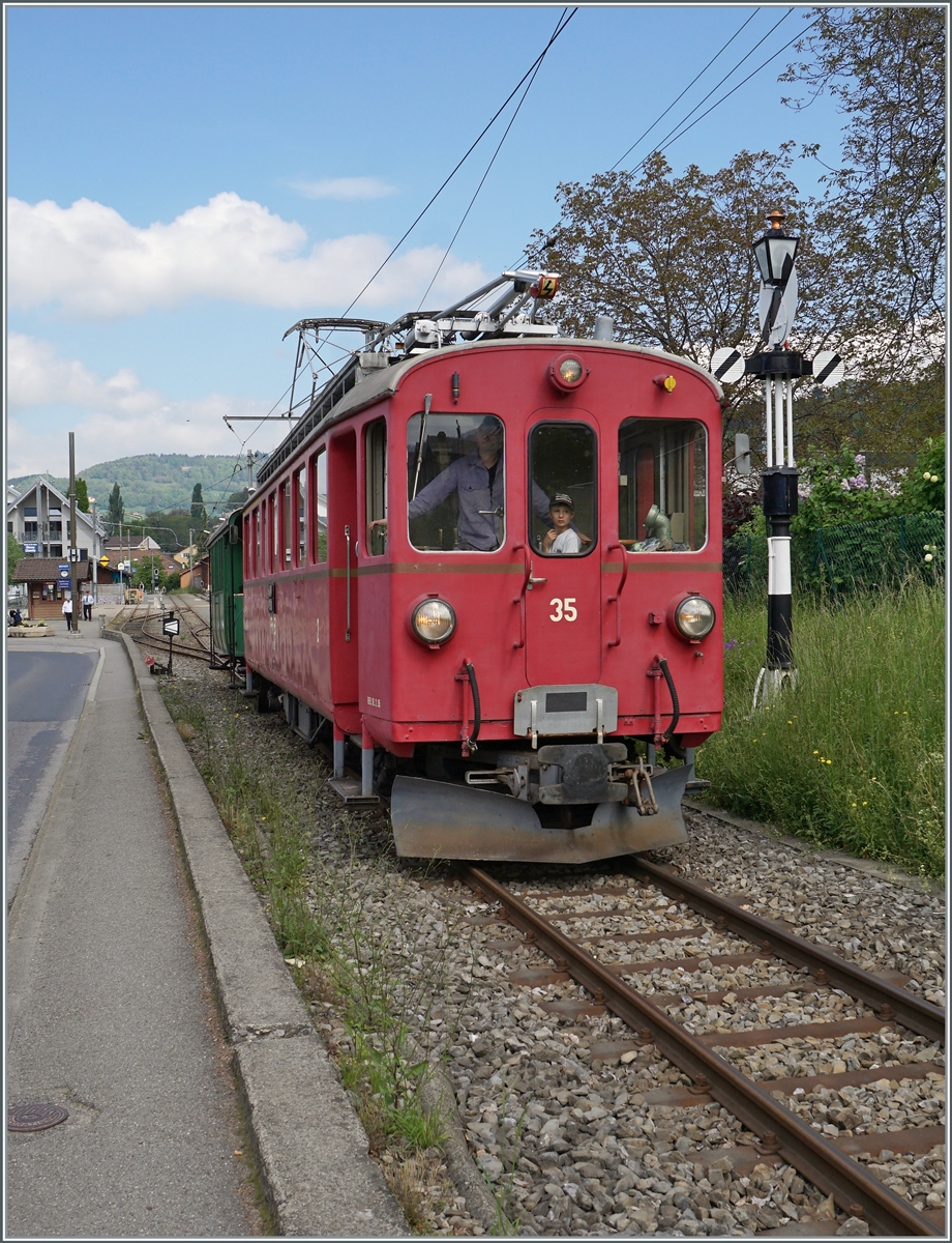 The Blonay-Chamby RhB ABe 4/ 4 I N° 35 is leaving Blonay on the way to Chaulin. 

07.05.2022