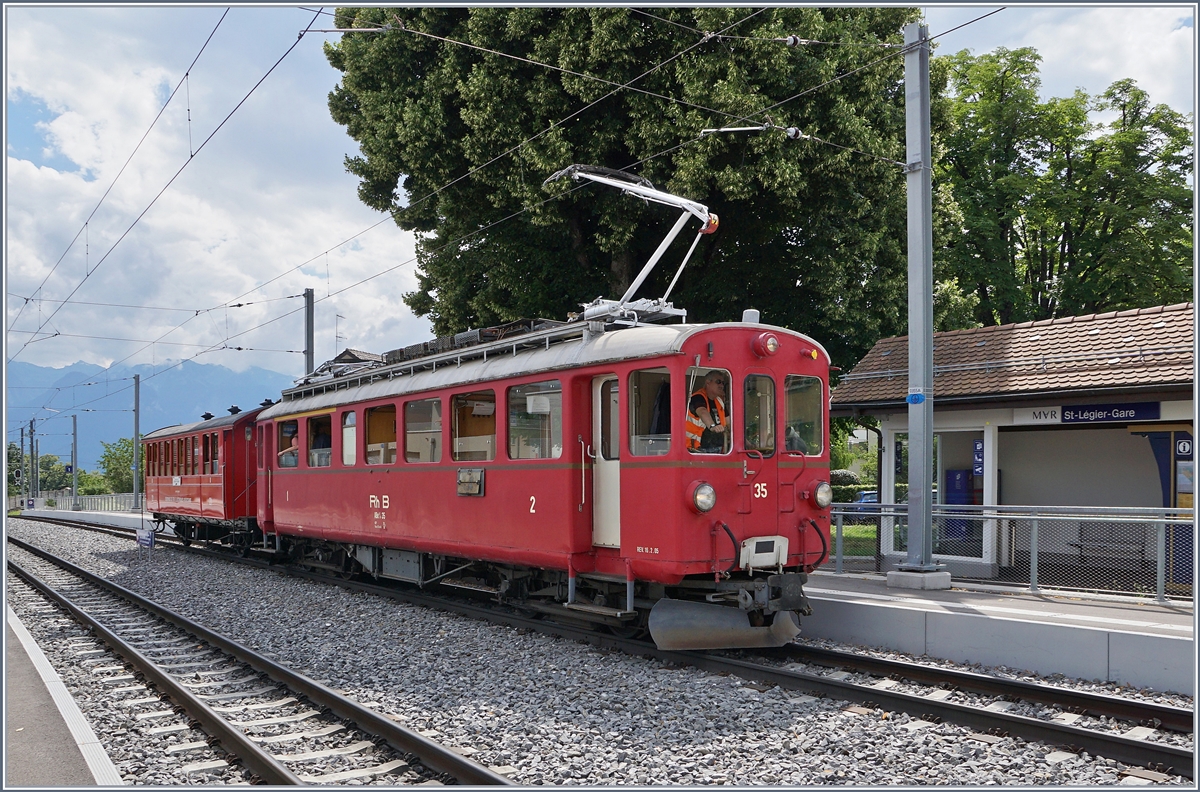 The Blonay-Chamby RhB ABe 4/4 35 with the CEV C21 (Riviera Belle Epoque Service) in St Légier Gare. 

28.06.2020