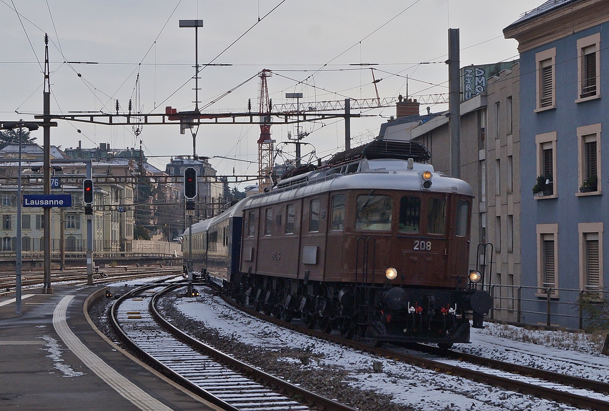 The BLS Ae 6/8 208 is arriving at Lausanne.
02.12.2017