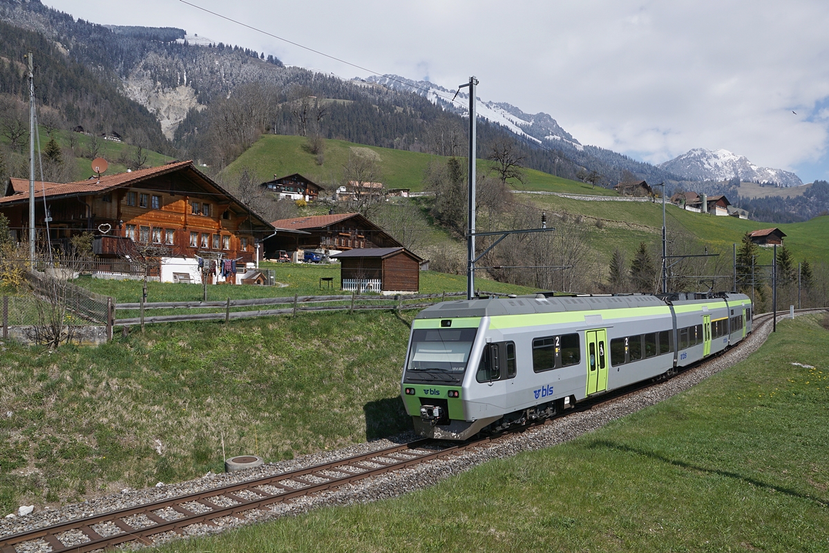 The BLS RABe 525 028 (Nina) on the way from Zweisimmen to Spiez by Enge im Simmental. 14.04.2021