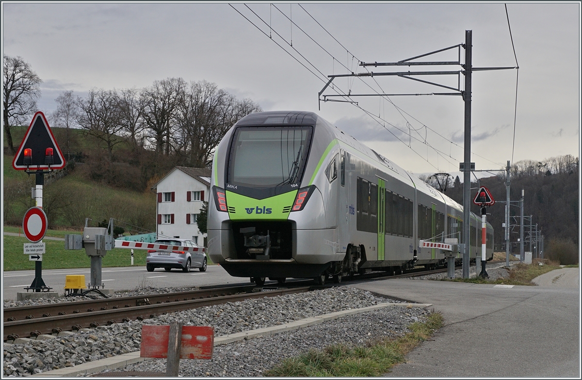 The BLS RABe 528 104 on the way to Langnau i.E. via Bern - Konolfingen by Freiburghaus. This is the BLS S 2 15243.

24.01.2024