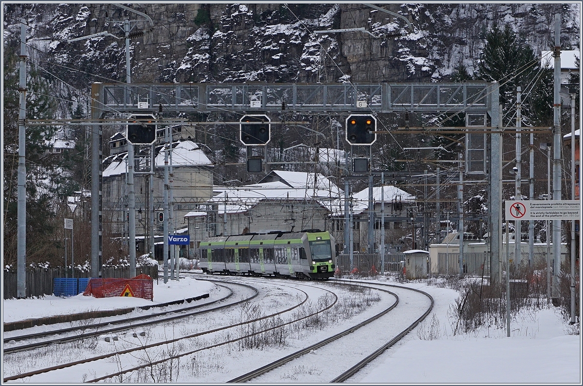 The BLS RABe 535 106  lötschberger  is arriving at Varzo.
14.01.2017