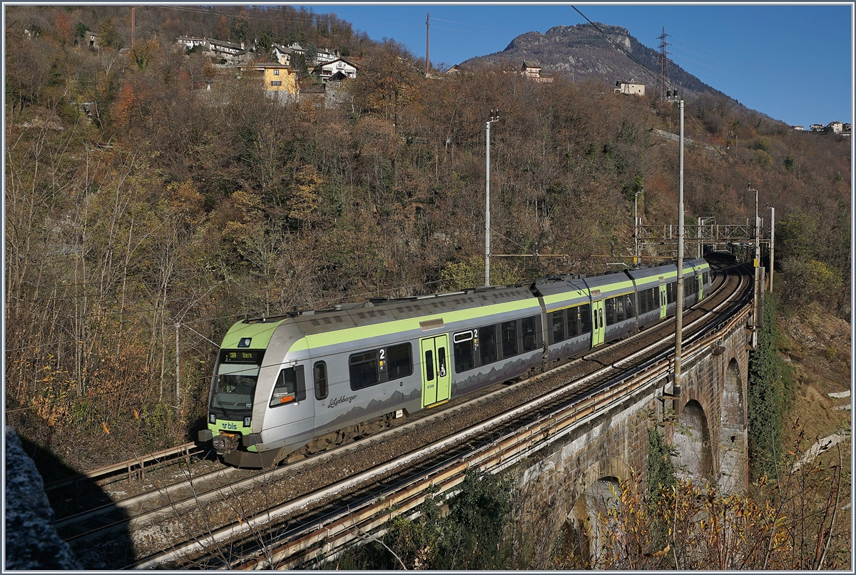 The BLS RABe 535 112 on the way from Domodossola to Bern by Preglia.
21.11.2017