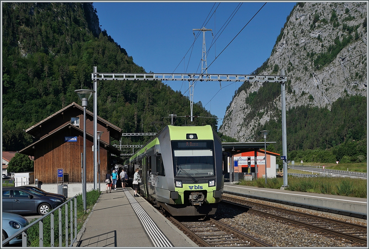 The BLS RABe 535 119  Lötschberger  on the way from Zweisimmen to Bern in Wimmis. 

14.06.2021