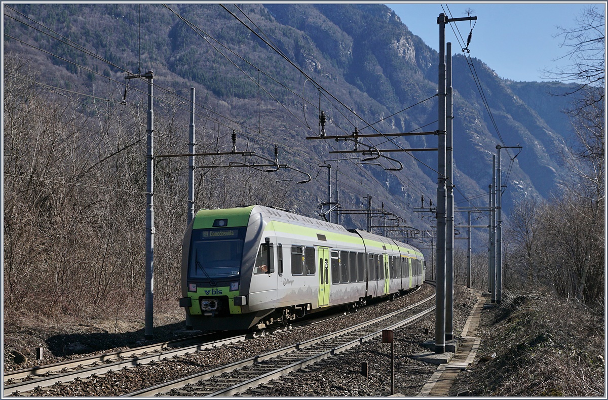 The BLS RBAe 535 112 on the way to Domodossola by Varzo.
11.03.2017 
