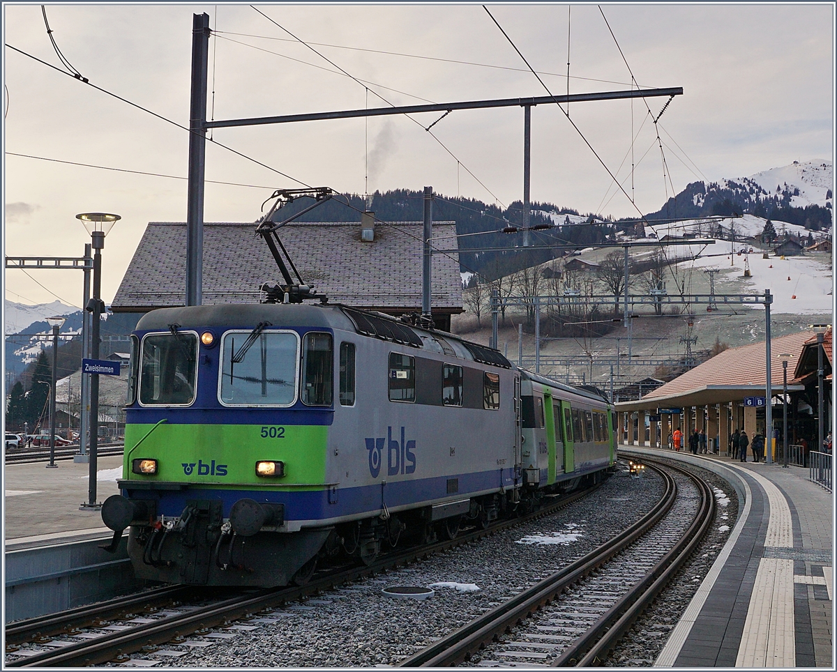 The BLS Re 4/4 II 502 with a RE to Interlaken in Zweisimmen.
10.01.2018